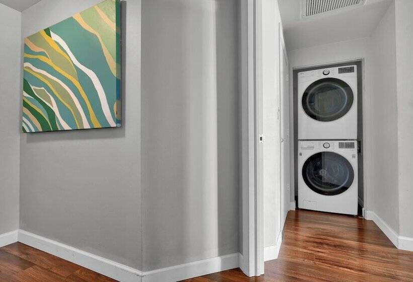 Spectacular Bay View 1bd 2baths In Grove