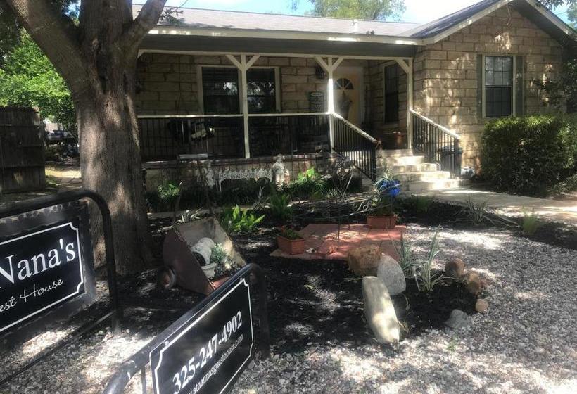 مبيت وإفطار At Nana's Guesthouse