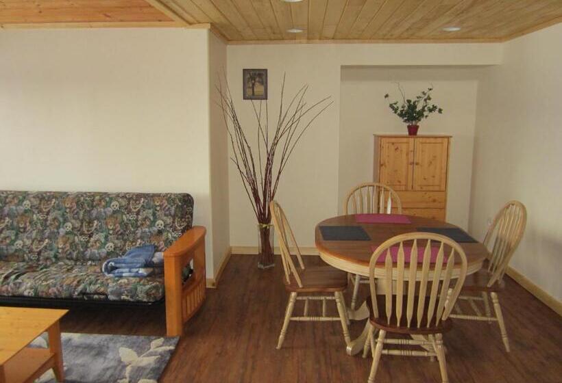 تختخواب و صبحانه Smithers Driftwood Lodge