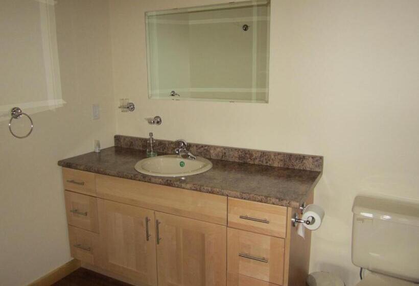 تختخواب و صبحانه Smithers Driftwood Lodge