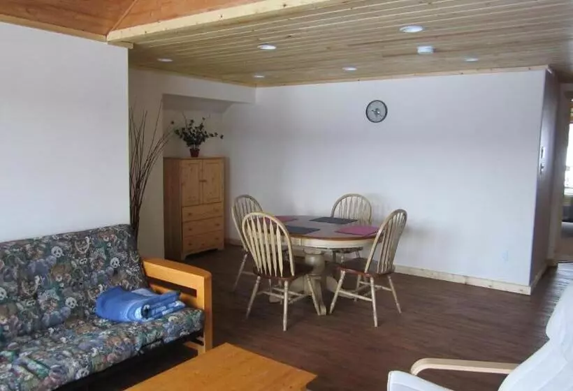 ベッドアンドブレックファースト Smithers Driftwood Lodge
