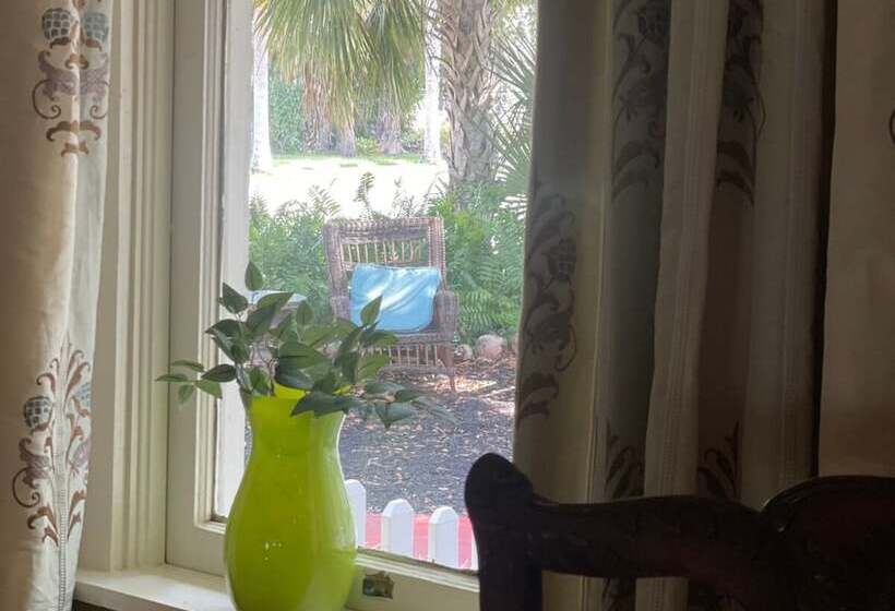 تختخواب و صبحانه The Hibiscus House