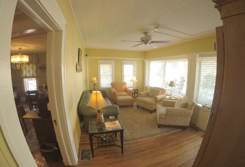 تختخواب و صبحانه The Hibiscus House