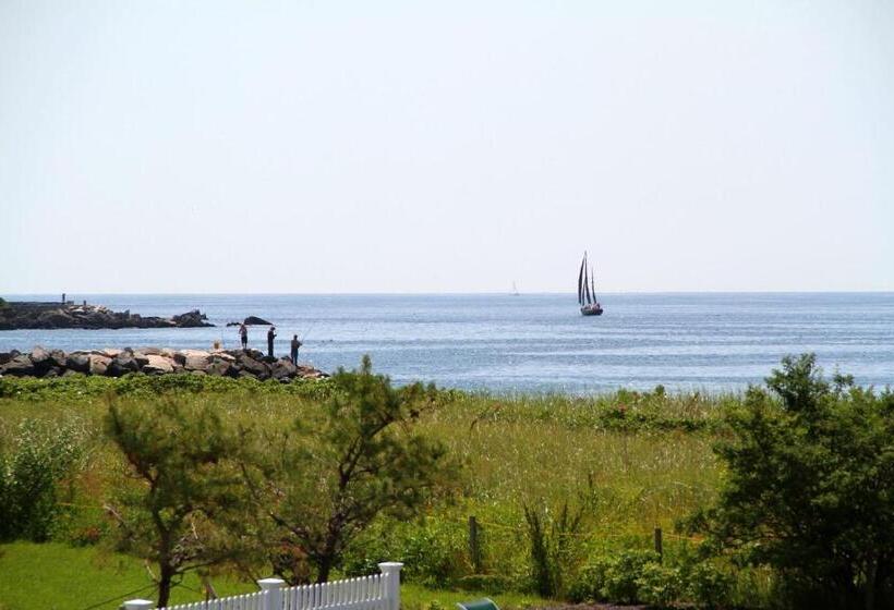 Отель The Seaside Inn