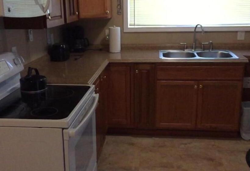 Lakeview Motel & Apartments