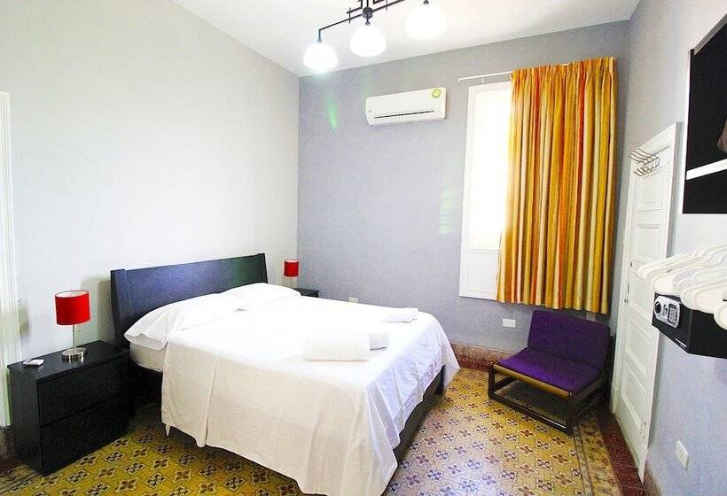 پانسیون Aht Colonial Hostel