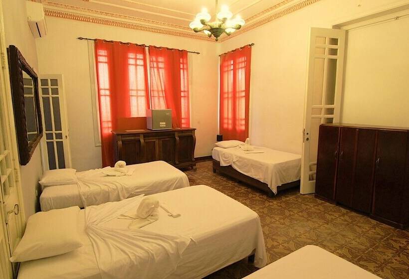 پانسیون Aht Colonial Hostel