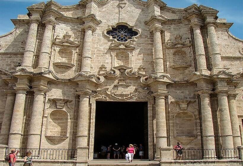 پانسیون Aht Colonial Hostel