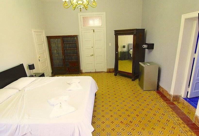 پانسیون Aht Colonial Hostel