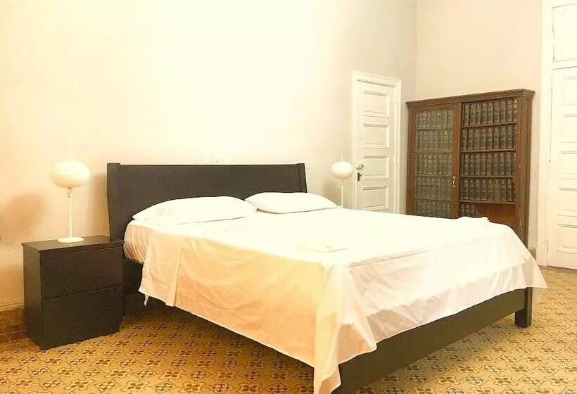 پانسیون Aht Colonial Hostel