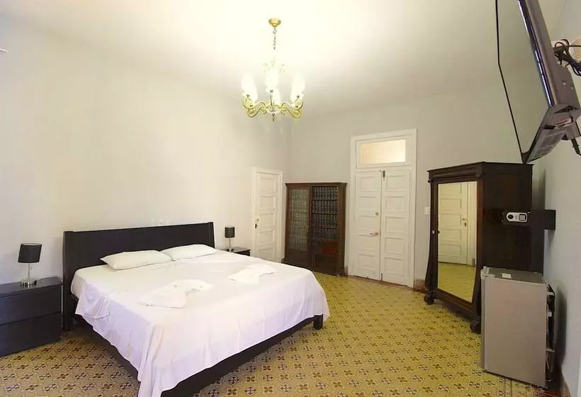 پانسیون Aht Colonial Hostel