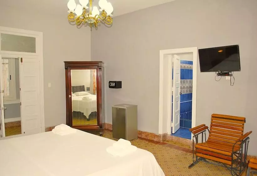 پانسیون Aht Colonial Hostel