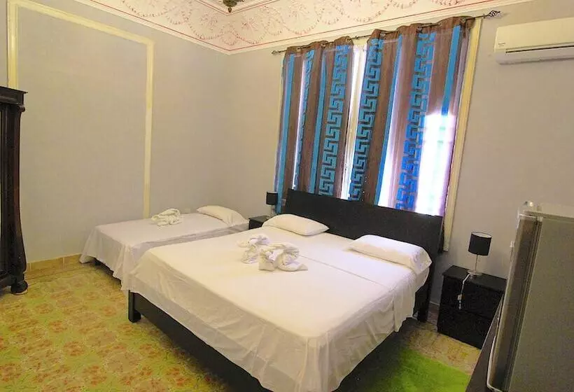 پانسیون Aht Colonial Hostel
