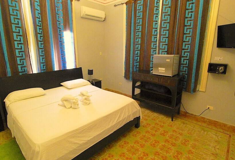 پانسیون Aht Colonial Hostel