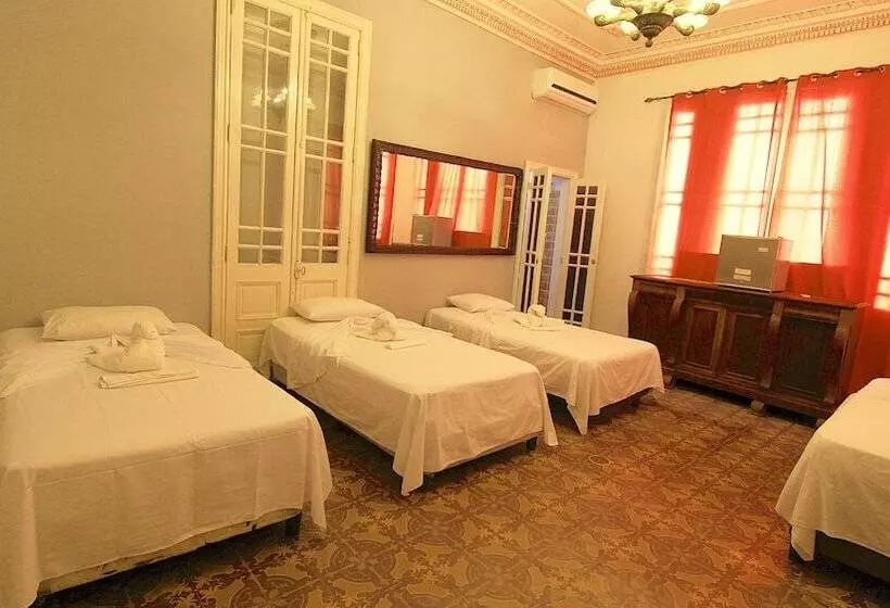 پانسیون Aht Colonial Hostel
