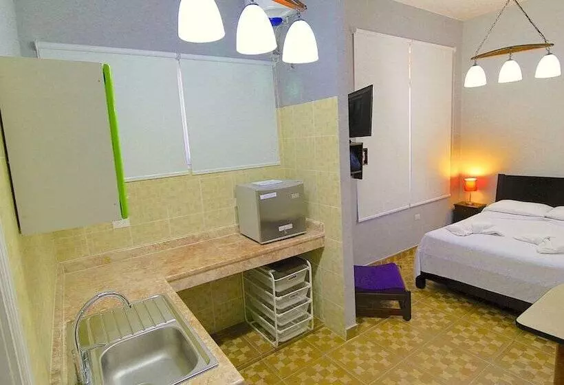 پانسیون Aht Colonial Hostel