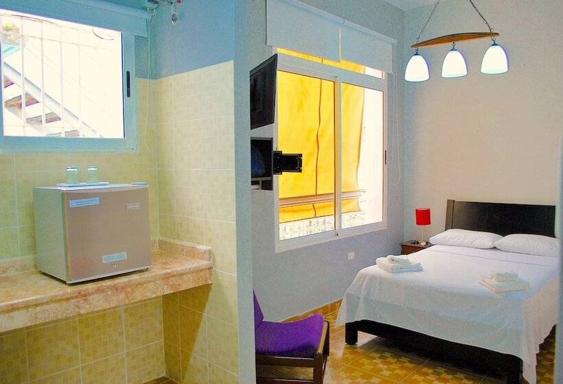 پانسیون Aht Colonial Hostel