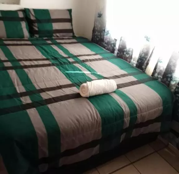 Retkeilymaja 7 Geelhout Ave