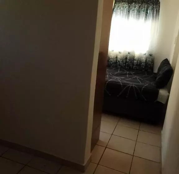 Retkeilymaja 7 Geelhout Ave