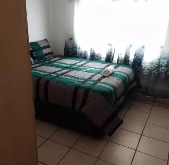 Retkeilymaja 7 Geelhout Ave