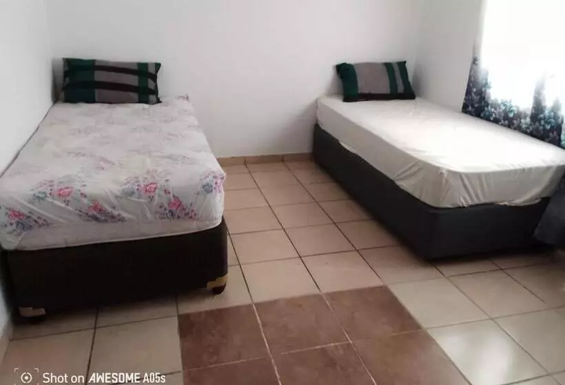 Retkeilymaja 7 Geelhout Ave