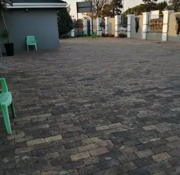 Bed And Breakfast Airport Lodge