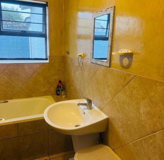 تختخواب و صبحانه Coastwave Guest House, 33