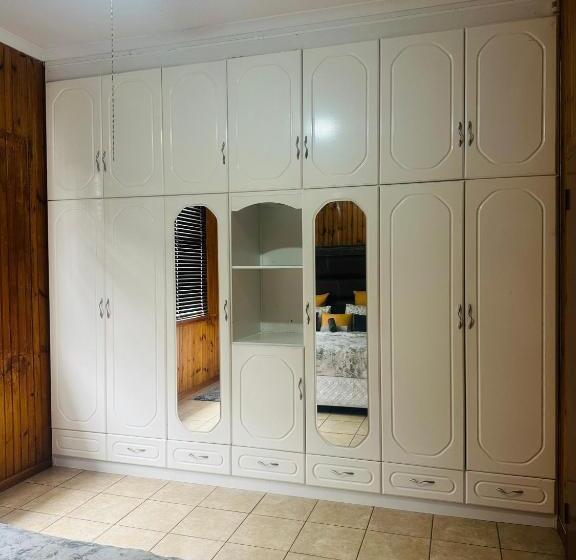 تختخواب و صبحانه Coastwave Guest House, 33