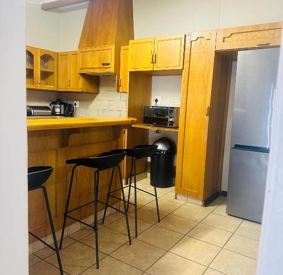 تختخواب و صبحانه Coastwave Guest House, 33