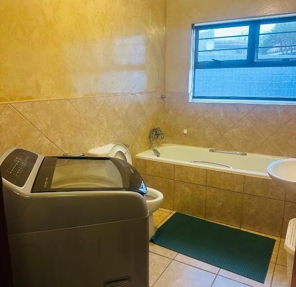 تختخواب و صبحانه Coastwave Guest House, 33