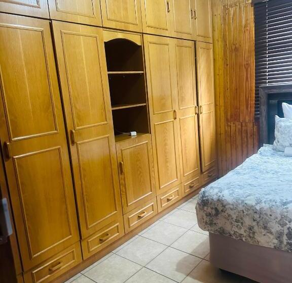 تختخواب و صبحانه Coastwave Guest House, 33