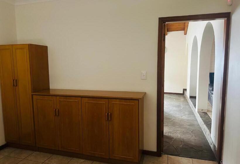 تختخواب و صبحانه Coastwave Guest House, 33