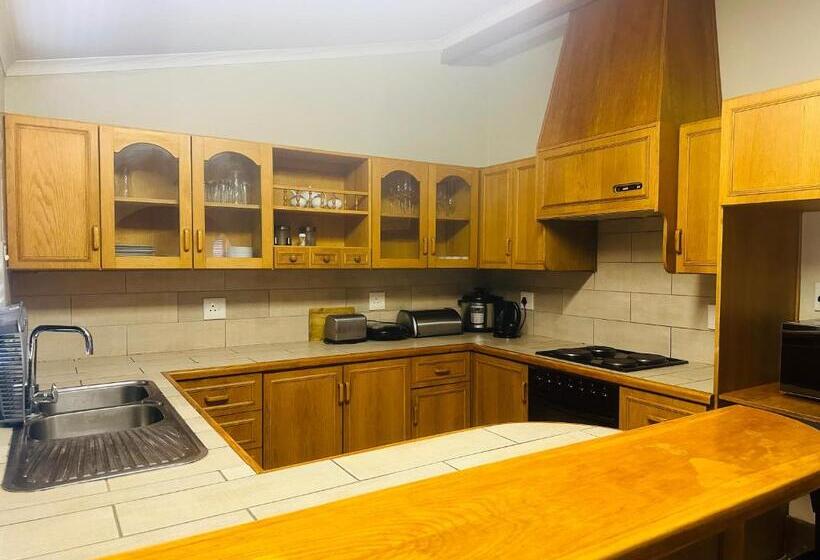 تختخواب و صبحانه Coastwave Guest House, 33