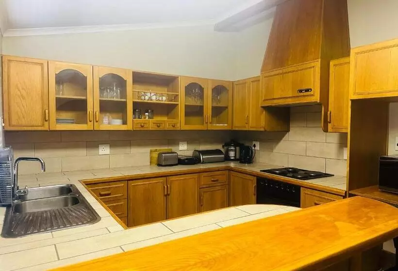 تختخواب و صبحانه Coastwave Guest House, 33