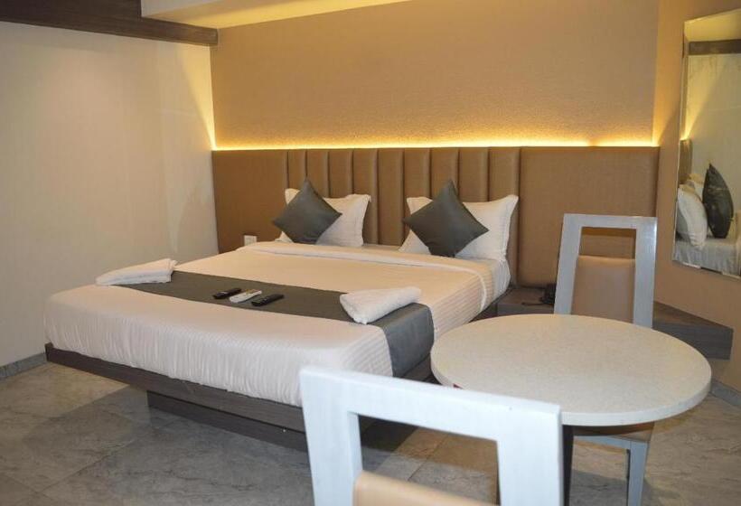 هتل Aarush Residency