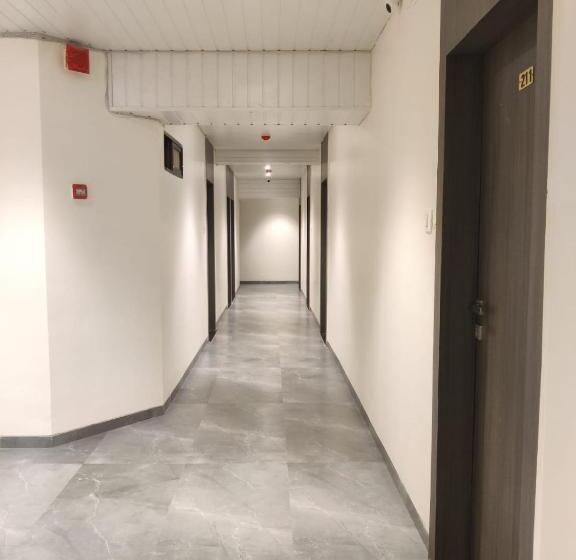 هتل Aarush Residency