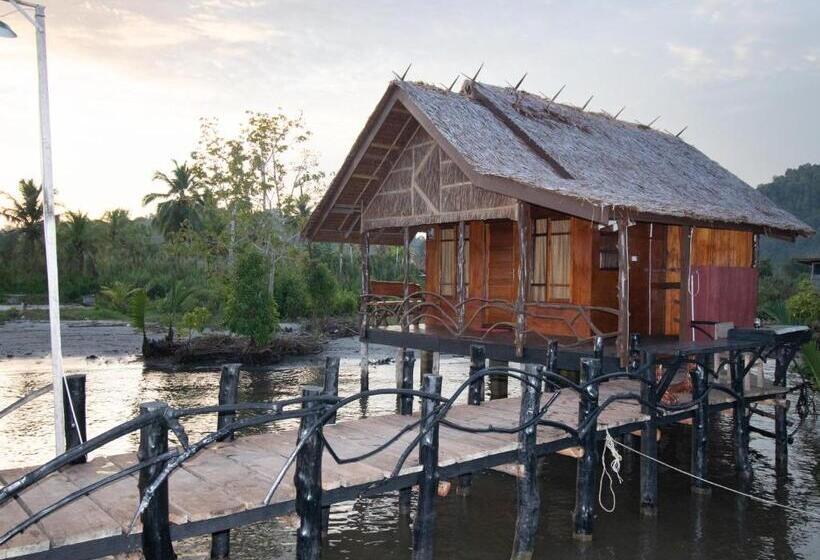 בית מלון כפרי Novali Surf Retreat Mentawai