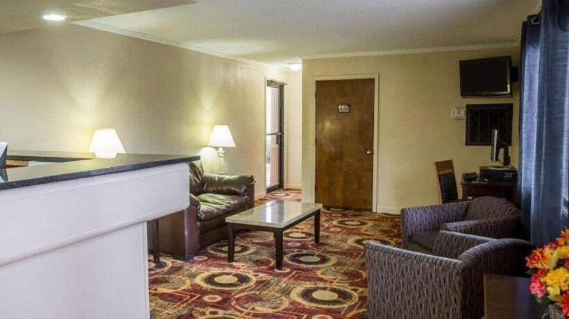 فندق Rodeway Inn & Suites Plymouth Hwy 64