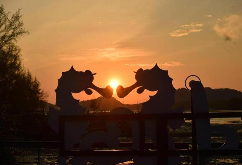 Hotel The Coco Grand Chalet Pakbara