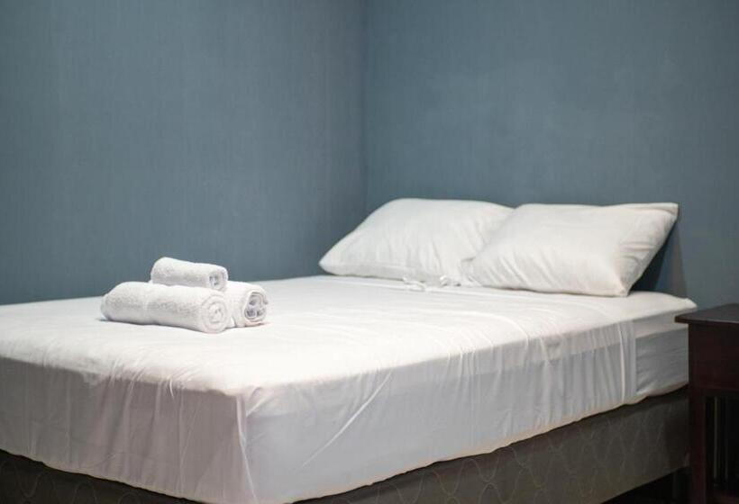 پانسیون Madroño Hostel