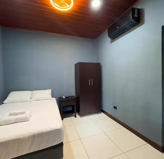 پانسیون Madroño Hostel