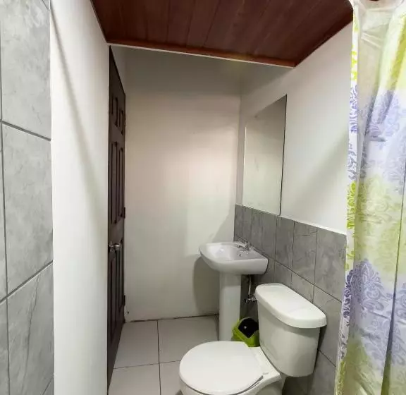 پانسیون Madroño Hostel