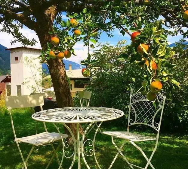 Aamiaismajoitus (B&B) Chasa Jaro