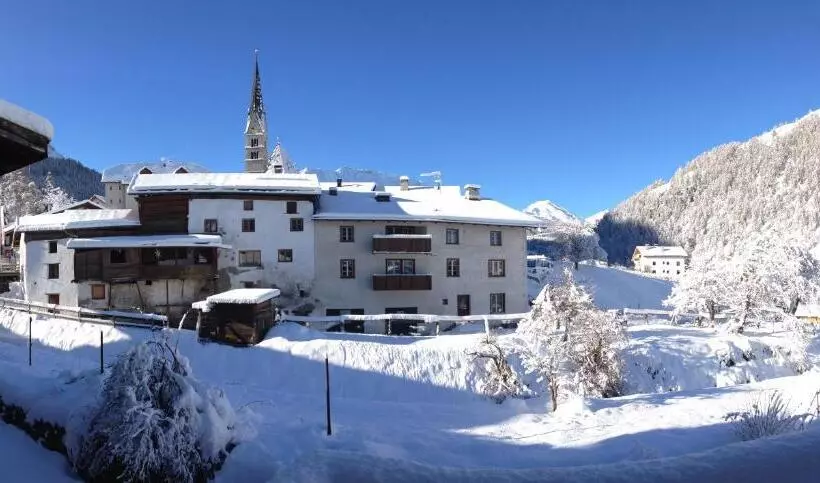 Aamiaismajoitus (B&B) Chasa Jaro