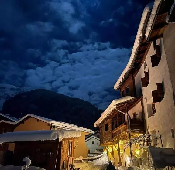 Aamiaismajoitus (B&B) Chasa Jaro