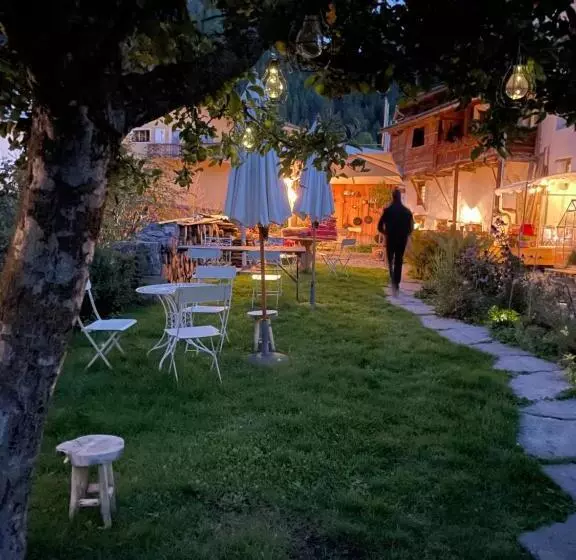 Aamiaismajoitus (B&B) Chasa Jaro