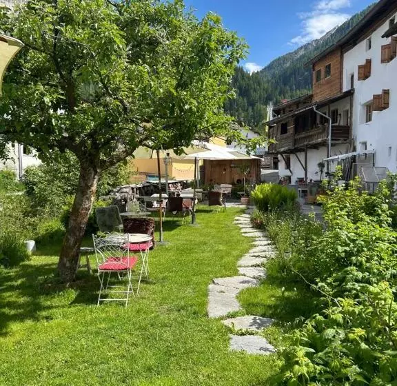 Aamiaismajoitus (B&B) Chasa Jaro