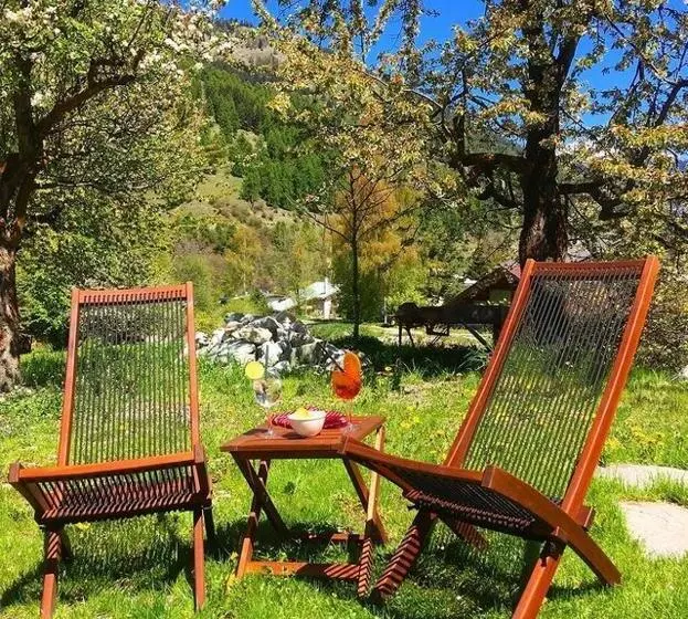 Aamiaismajoitus (B&B) Chasa Jaro