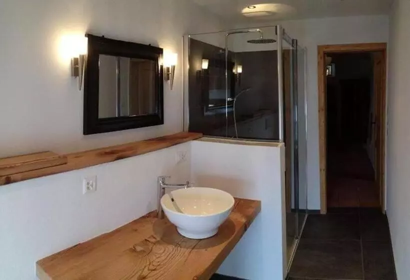 Aamiaismajoitus (B&B) Chasa Jaro