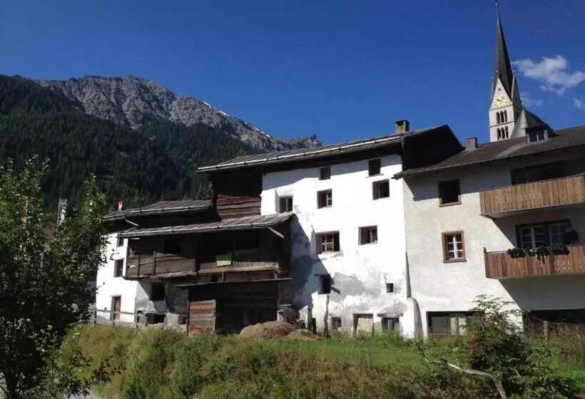 Aamiaismajoitus (B&B) Chasa Jaro